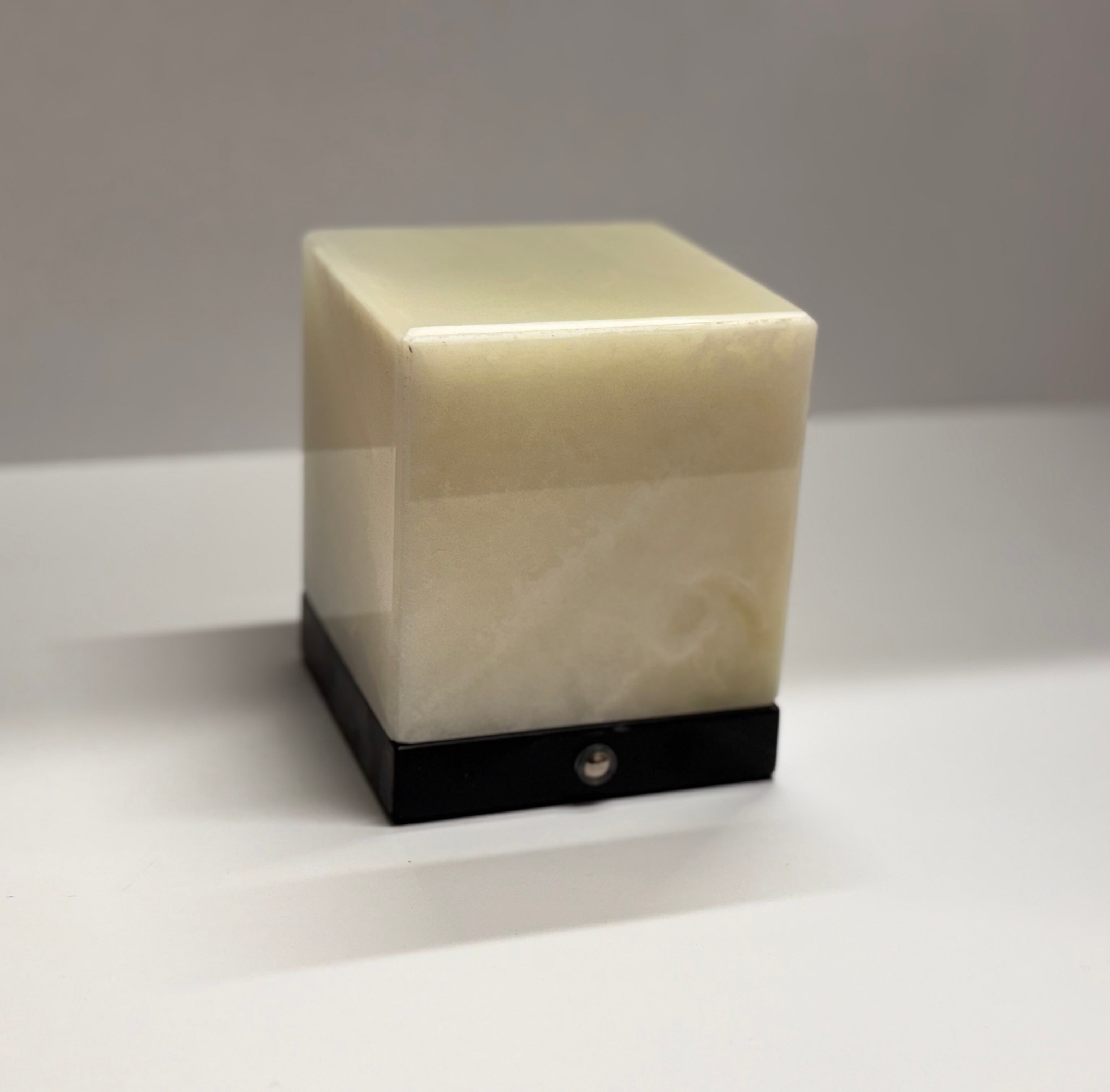Luminous Stone Lamp, Onice Green Onyx