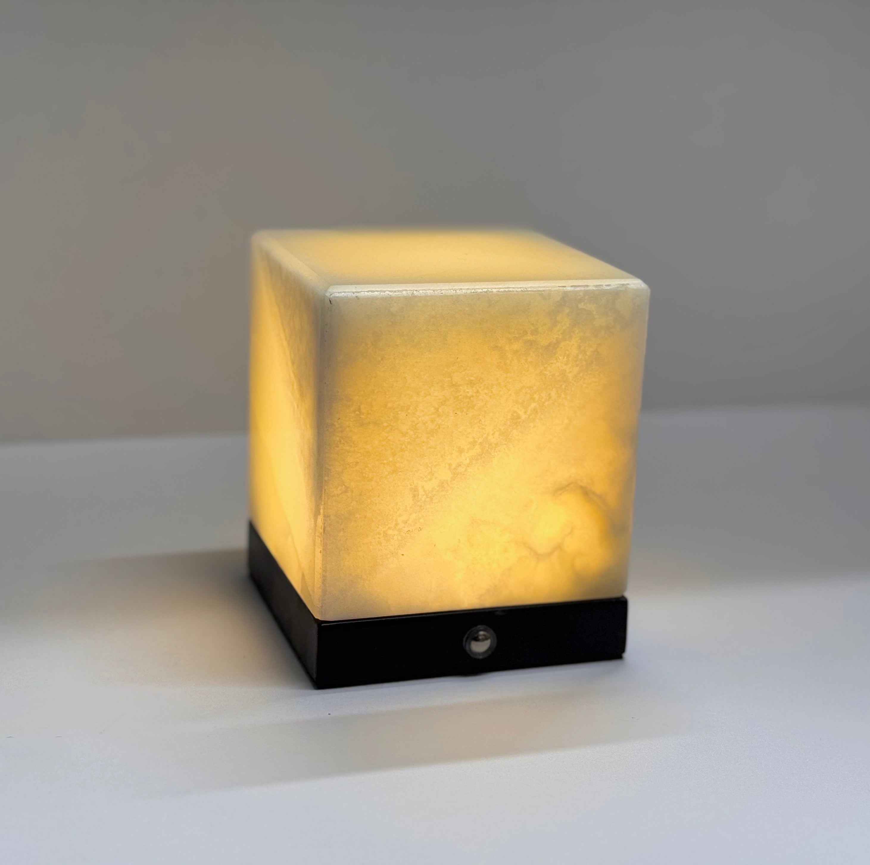 Luminous Stone Lamp, Onice Green Onyx
